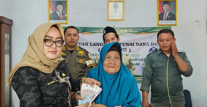 H-1 Idul Adha, 40 KPM Desa Mekarsari Terima BLT