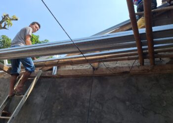 Pemdes Bantarjati Bantu Material Rumah Warga yang Terkena Angin Puting Beliung