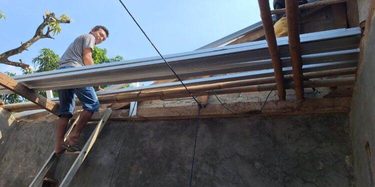 Pemdes Bantarjati Bantu Material Rumah Warga yang Terkena Angin Puting Beliung