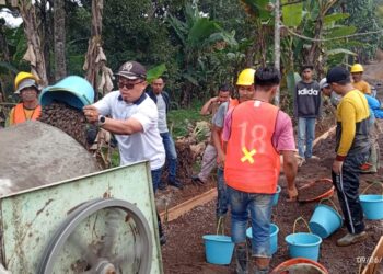 Lewat Dana Aspirasinya, Acmad Fathoni Ngecor Jalan Bareng Warga di Sukawangi