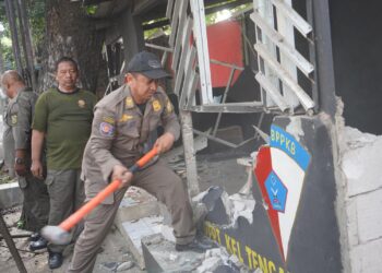 Tertibkan 17 Bangli di Jalan Raya Cikaret, Satpol PP Bongkar Pos Ormas dan Lapak PKL