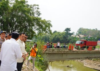 Tinjau Sungai Cileungsi dan Sungai Cikeas, Jaro Ade Sebut Komitmen Normalisasi Jadi Prioritas