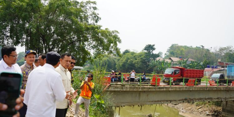 Tinjau Sungai Cileungsi dan Sungai Cikeas, Jaro Ade Sebut Komitmen Normalisasi Jadi Prioritas