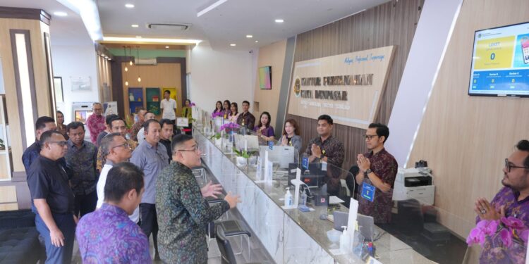 Tinjau Kantah Kota Denpasar, Wamen ATR/Waka BPN Tekankan Pentingnya Budaya Melayani