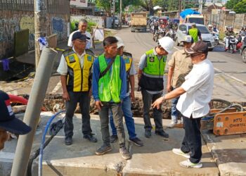 H. Achmad Fathoni Tinjau Proyek Gorong-Gorong di Cipeucang : Salah Satu Solusi Atasi Banjir