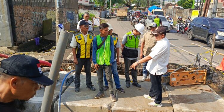 H. Achmad Fathoni Tinjau Proyek Gorong-Gorong di Cipeucang : Salah Satu Solusi Atasi Banjir