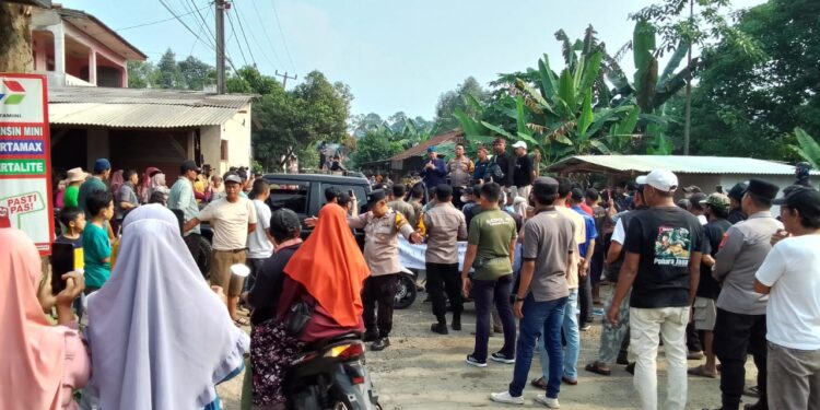 Diabaikan BBWS, Ratusan Warga Tutup Akses Menuju Proyek Bendungan Cijurey