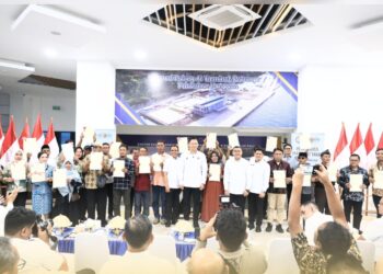 Serahkan 160 Sertipikat Tanah kepada Pemda dan Masyarakat Sulteng, Wamen Ossy Tekankan Bentuk Komitmen Negara Hadirkan Kepastian Hukum