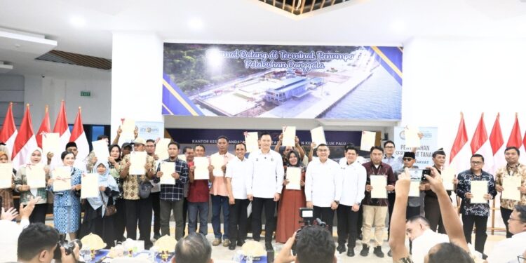 Serahkan 160 Sertipikat Tanah kepada Pemda dan Masyarakat Sulteng, Wamen Ossy Tekankan Bentuk Komitmen Negara Hadirkan Kepastian Hukum