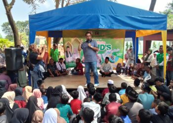 Junsam Ajak Ratusan Anak Yatim Berenang Gratis Sekaligus Berikan Santunan