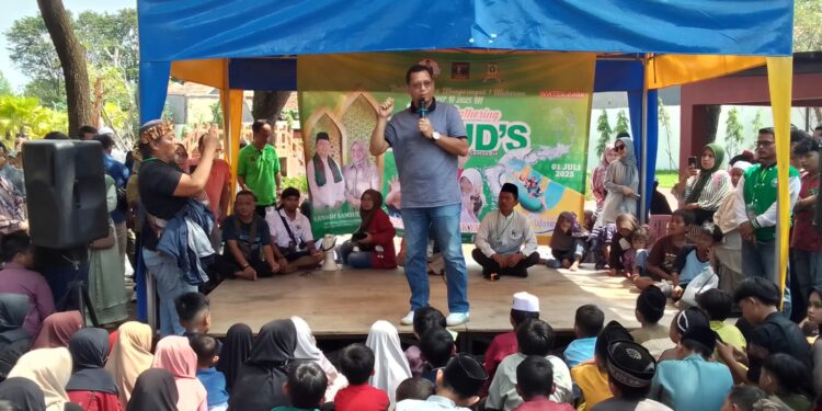 Junsam Ajak Ratusan Anak Yatim Berenang Gratis Sekaligus Berikan Santunan