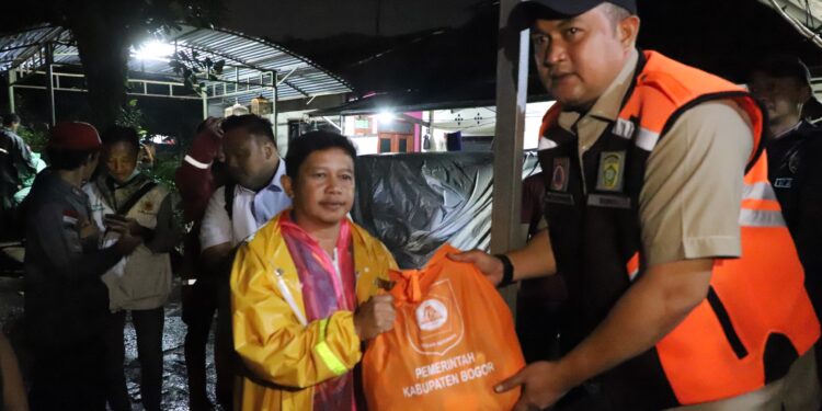 Tanggap Bencana, Bupati Bogor Bergerak Cepat Lakukan Evakuasi hingga Penuhi Kebutuhan Logistik Bagi Masyarakat Terdampak