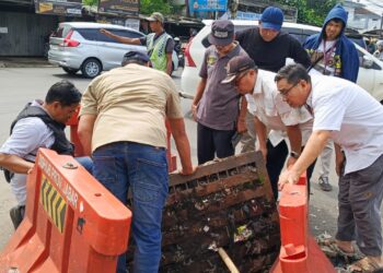 Achmad Fathoni Tinjau Drainase Jalan Provinsi di Cileungsi, Sampah Pasar Cileungsi Jadi Penyebab Utama