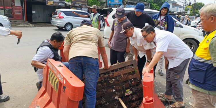 Achmad Fathoni Tinjau Drainase Jalan Provinsi di Cileungsi, Sampah Pasar Cileungsi Jadi Penyebab Utama