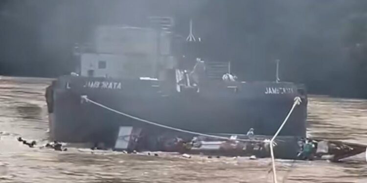 Tragedi di Sungai Barito: Kapal Tongkang Tabrak Perahu Ojek, 3 Penumpang Hilang