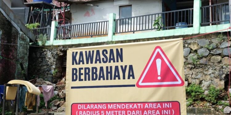 Turap SDN 6 Gunung Putri Longsor, Tiga Rumah Warga Terancam