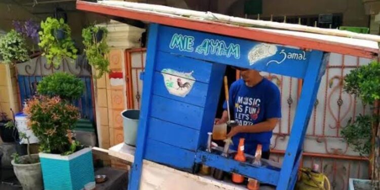 Mie Ayam Gerobak: Kuliner Sederhana yang Menyimpan Sejarah dan Cita Rasa Budaya