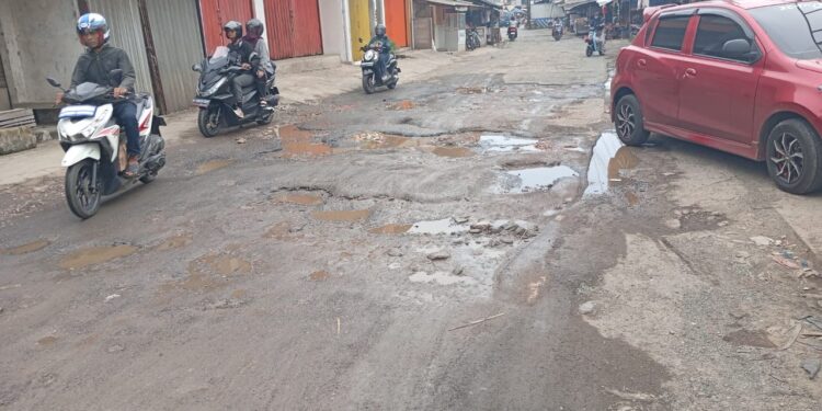 Burhanudin Keluhkan Jalan Kabupaten di Desa Cileungsi Rusak dan Berlubang