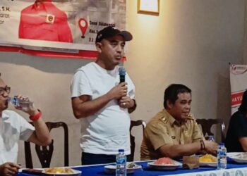 Prihatin Dengan Kondisi Warga Desa Sukawangi, Doni Maradona Naik Gunung