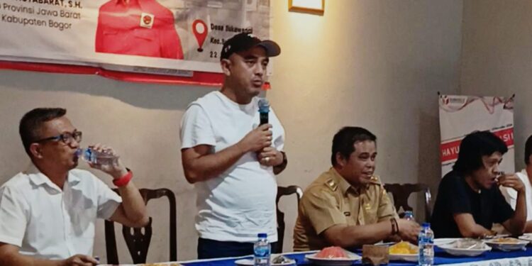 Prihatin Dengan Kondisi Warga Desa Sukawangi, Doni Maradona Naik Gunung