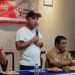 Prihatin Dengan Kondisi Warga Desa Sukawangi, Doni Maradona Naik Gunung