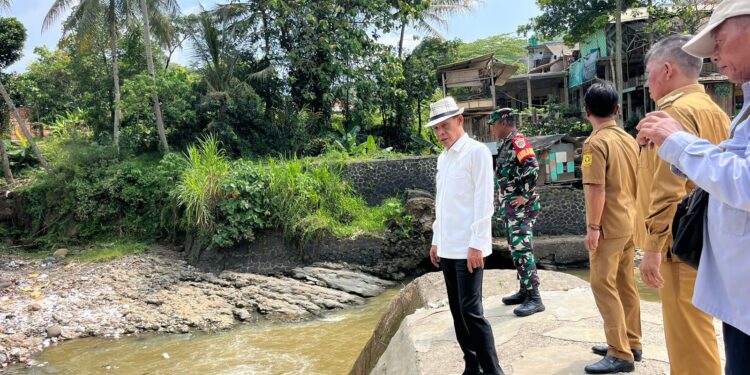 Jaro Ade Sidak Irigasi Rusak di Desa Kalong Liud, Pastikan Diperbaiki Tahun Ini