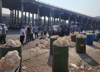 Cegah PKL di Flyover Cileungsi, Camat Pasang Puluhan Tong Kaleng Berisi Batu