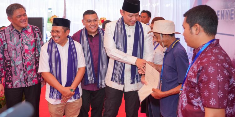 Wamen Ossy Serahkan Sertipikat Tanah di Lombok Barat, Bukti Negara Hadir Lindungi Hak Rakyat