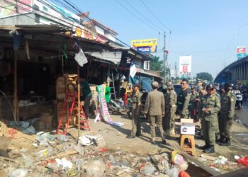 Langgar Perda, Ratusan Bangli di Flyover Cileungsi Dibongkar