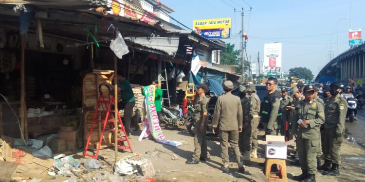 Langgar Perda, Ratusan Bangli di Flyover Cileungsi Dibongkar