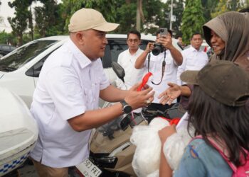 Bupati Bogor Bagikan Bendera Merah Putih Gratis Ajak Warga Semarakkan HUT ke-80 RI dengan Memasang Bendera Merah Putih