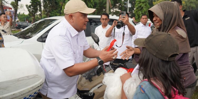 Bupati Bogor Bagikan Bendera Merah Putih Gratis Ajak Warga Semarakkan HUT ke-80 RI dengan Memasang Bendera Merah Putih