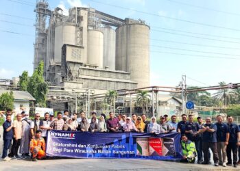 Antusias, Rombongan Pemilik Toko Bangunan Lihat Langsung Proses Produksi Semen Dynamix di Narogong