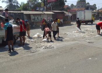 Dikomandoi Daeng Jabir, PKL Griya Bukit Jaya Gorol Perbaiki Jalan