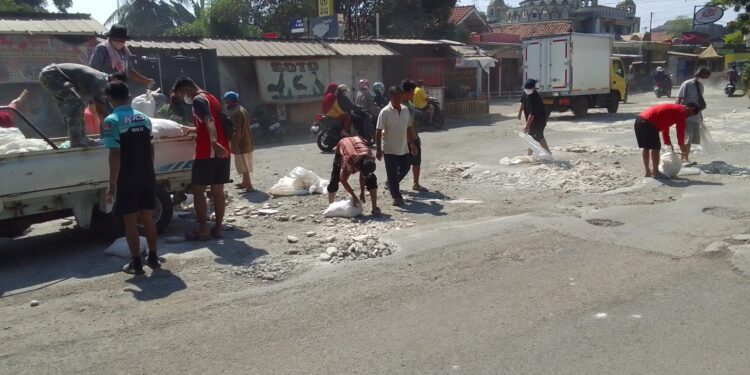 Dikomandoi Daeng Jabir, PKL Griya Bukit Jaya Gorol Perbaiki Jalan