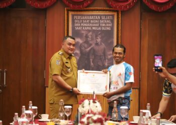 Bupati Bogor Bangga FPTI Torehkan Rekor MURI Lewat Pengibaran Bendera Raksasa di Tebing Lidah Jegger