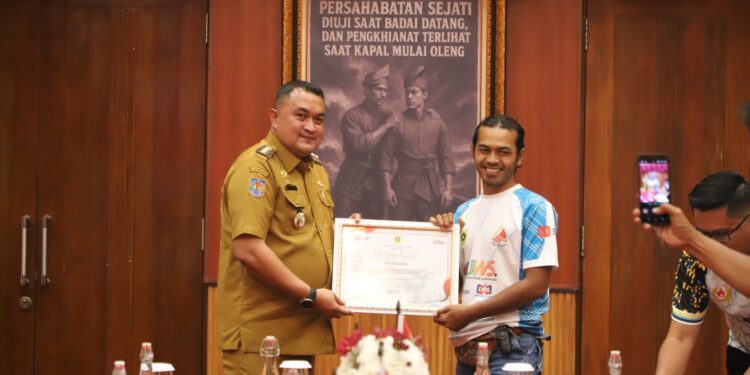 Bupati Bogor Bangga FPTI Torehkan Rekor MURI Lewat Pengibaran Bendera Raksasa di Tebing Lidah Jegger