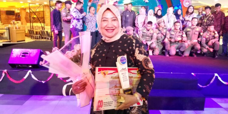 Luar Biasa, Hj R. Sukmawati Raih Ketegori Kepsek Beraksi.