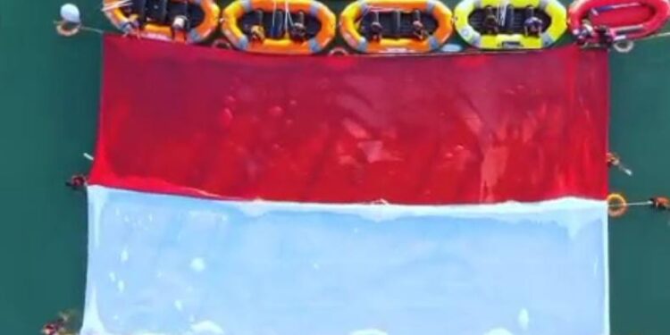 HUT RI ke-80, Bendera Merah Putih Raksasa Dibentangkan di Situ Gintung