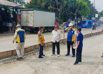 Achmad Fathoni Tinjau Rekonstruksi Jalan Provinsi di Gunung Putri, Jalan Bagus Tidak Ada Drainase