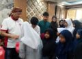 Keluarga Junsam Berikan Bantuan Peralatan Sekolah ke Anak Yatim