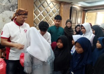 Keluarga Junsam Berikan Bantuan Peralatan Sekolah ke Anak Yatim