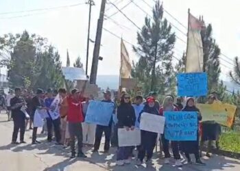 Ratusan Warga Puri Harmoni Geruduk Kantor Pemasaran