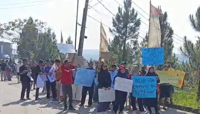 Ratusan Warga Puri Harmoni Geruduk Kantor Pemasaran