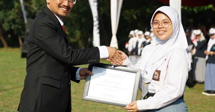 Berikan Beasiswa, Solusi Bangun Indonesia Bantu 500 Siswa Merdeka Raih Cita-Cita