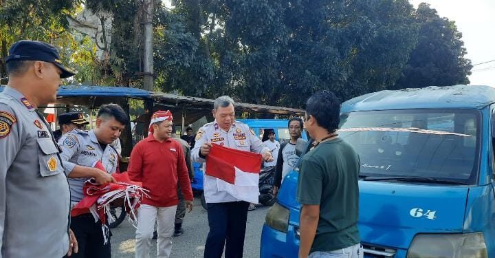 Camat Jonggol Jalankan Perintah Bupati Bagikan Bendera Merah Putih Jelang HUT RI KE-80