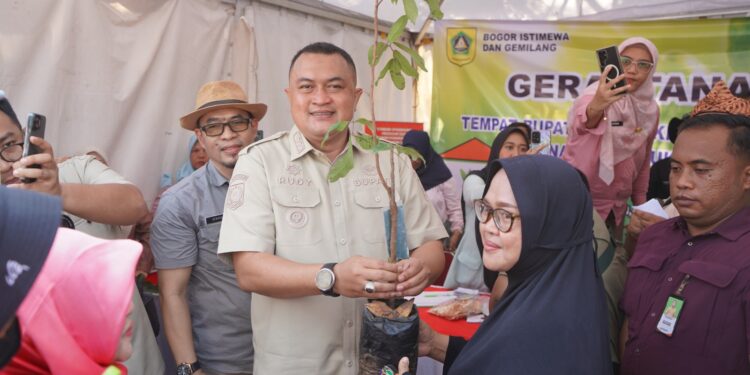 Bagikan Bibit Pohon Gratis, Rudy Susmanto Ajak Masyarakat Aktif Lakukan Penghijauan di Bumi Tegar Beriman