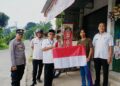 Peringati HUT RI ke-80, Pemerintah dan Polsek Sukamakmur Bagikan Bendera Merah Putih ke Warga dan Pengguna Jalan