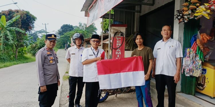 Peringati HUT RI ke-80, Pemerintah dan Polsek Sukamakmur Bagikan Bendera Merah Putih ke Warga dan Pengguna Jalan