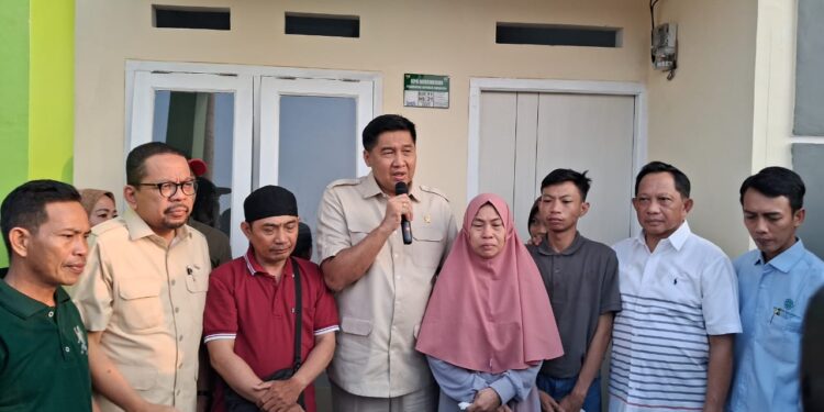 Pemerintah Serahkan Rumah Subsidi untuk Keluarga Almarhum Ojol Korban Kericuhan DPR